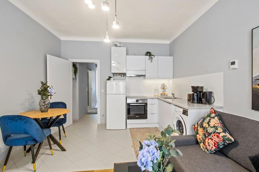 Shopping Street I 2 Minutes To Mainstation Apartment