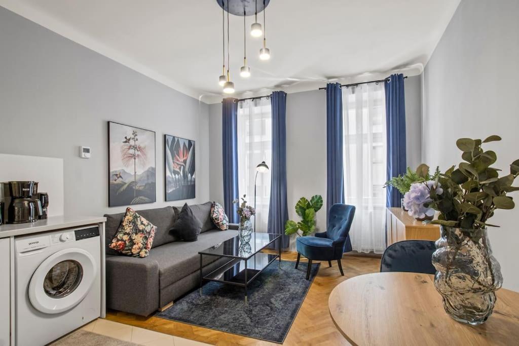 Shopping Street I 2 Minutes To Mainstation Apartment *